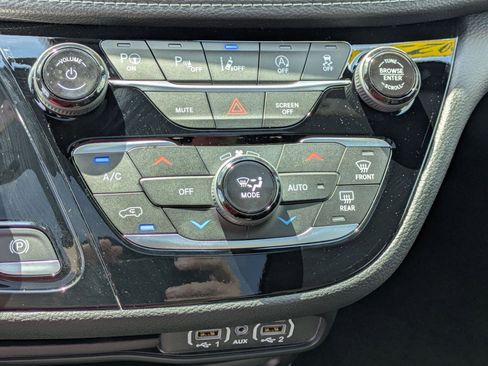 New 2025 Chrysler Pacifica Select w/ Fav Edition Package image 22