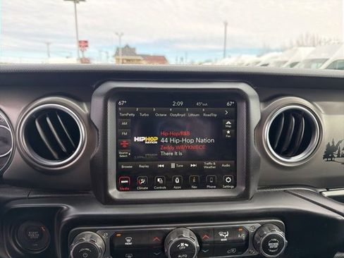 Used 2022 Jeep Gladiator Rubicon w/ LED Lighting Group AWD/4WD image 10