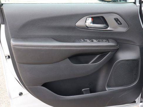 New 2026 Chrysler Pacifica Select image 9