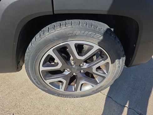 Used 2017 Jeep Renegade Latitude w/ Popular Equipment Group image 10