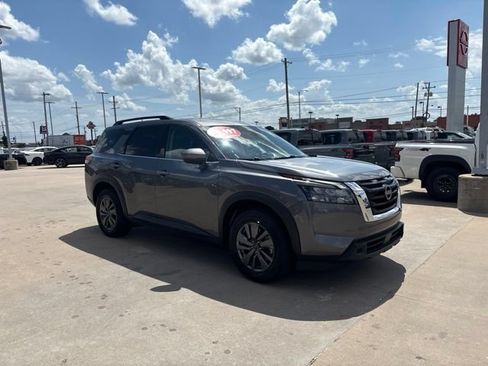Used 2025 Nissan Pathfinder SV FWD image 2