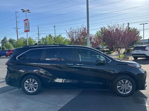 Used 2025 Toyota Sienna XLE w/ XLE Plus Package AWD/4WD image 6