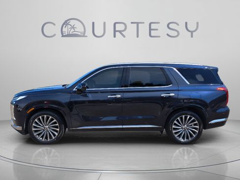 Used 2024 Hyundai Palisade Calligraphy FWD image 2