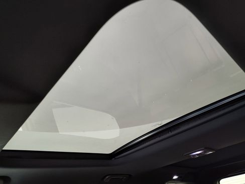 Used 2025 Land Rover Discovery Dynamic SE image 12