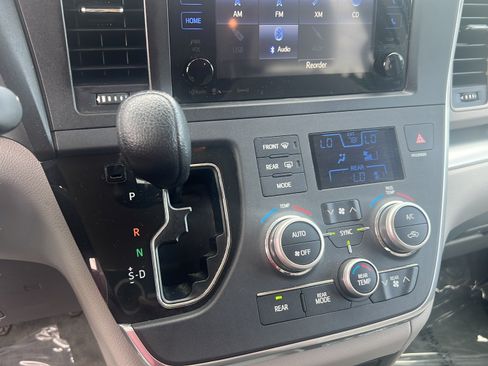 Used 2016 Toyota Sienna LE FWD image 18