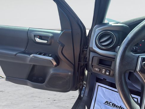 Used 2017 Toyota Tacoma TRD Sport AWD/4WD image 26
