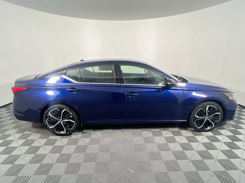 Used 2024 Nissan Altima 2.5 SR FWD image 2