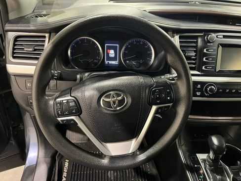 Used 2018 Toyota Highlander LE image 23