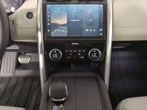Used 2025 Land Rover Discovery Dynamic SE image 21