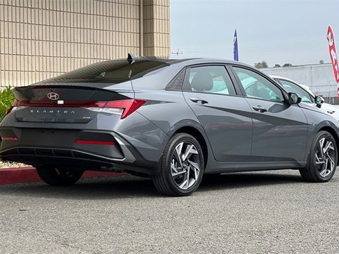 New 2025 Hyundai Elantra SEL image 6