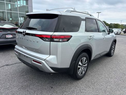 Used 2024 Nissan Pathfinder SL AWD/4WD image 3