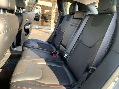 Used 2018 Jeep Cherokee Trailhawk AWD/4WD image 26