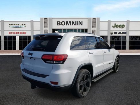 Used 2019 Jeep Grand Cherokee Laredo image 3