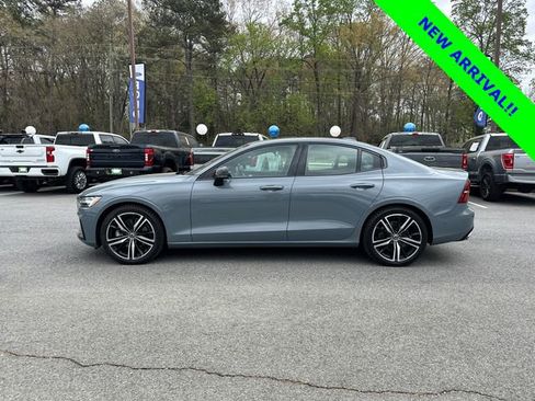 Used 2022 Volvo S60 B5 R-Design image 4