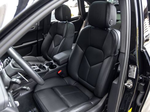Certified 2026 Porsche Macan AWD/4WD image 5