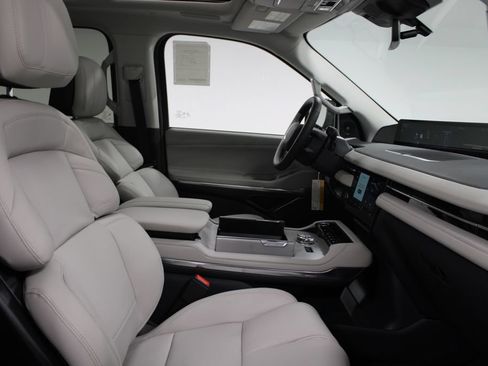 New 2026 Lincoln Navigator Reserve AWD/4WD image 30