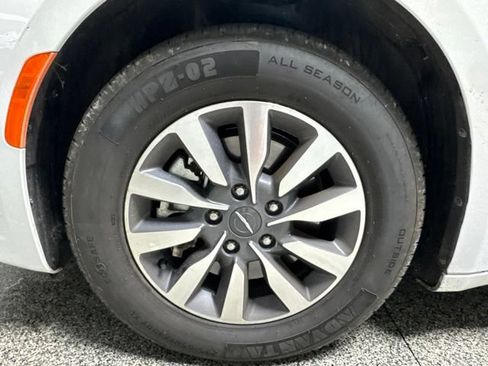 Used 2024 Chrysler Pacifica Limited FWD image 3