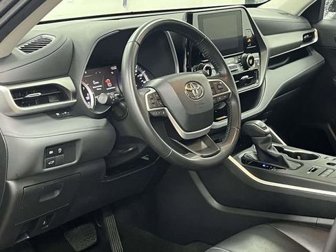 Used 2023 Toyota Highlander XLE AWD/4WD image 12