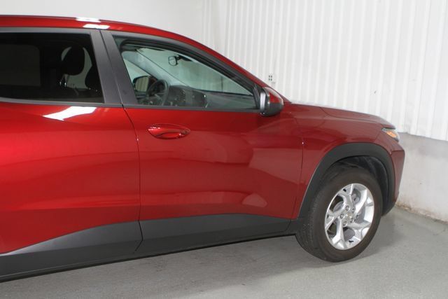 Used 2025 Chevrolet Trax LS w/ LS Convenience Package FWD image 26