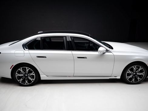 Used 2023 BMW i7 xDrive60 AWD/4WD image 34