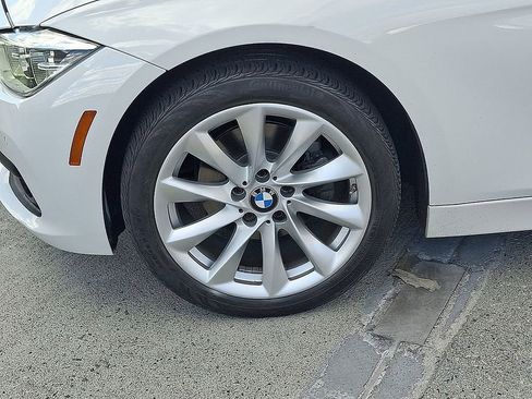 Used 2018 BMW 320i xDrive Sedan w/ Convenience Package image 11