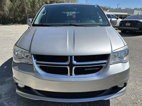 Used 2017 Dodge Grand Caravan SXT image 3
