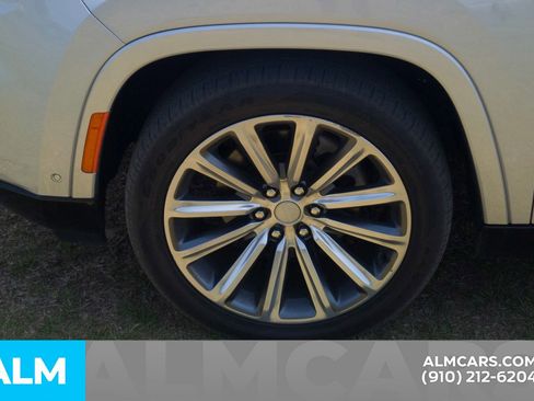 Used 2023 Jeep Grand Wagoneer L Series II AWD/4WD image 15