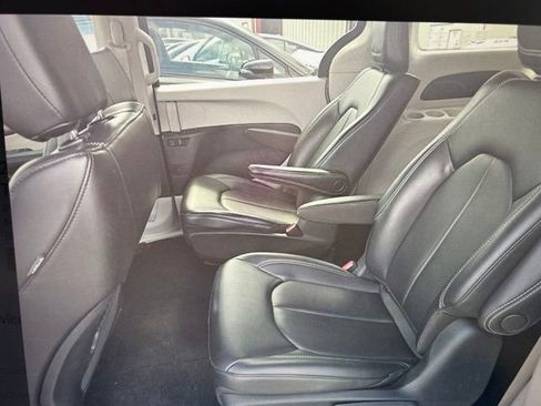 Used 2023 Chrysler Pacifica Touring-L FWD image 11