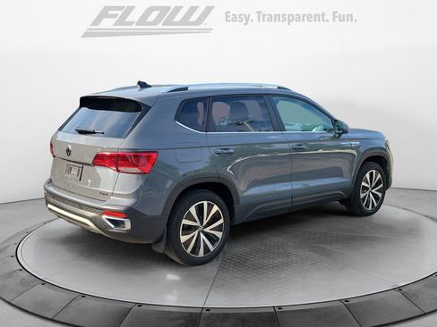 Certified 2022 Volkswagen Taos SE w/ Panoramic Sunroof Package AWD/4WD image 9