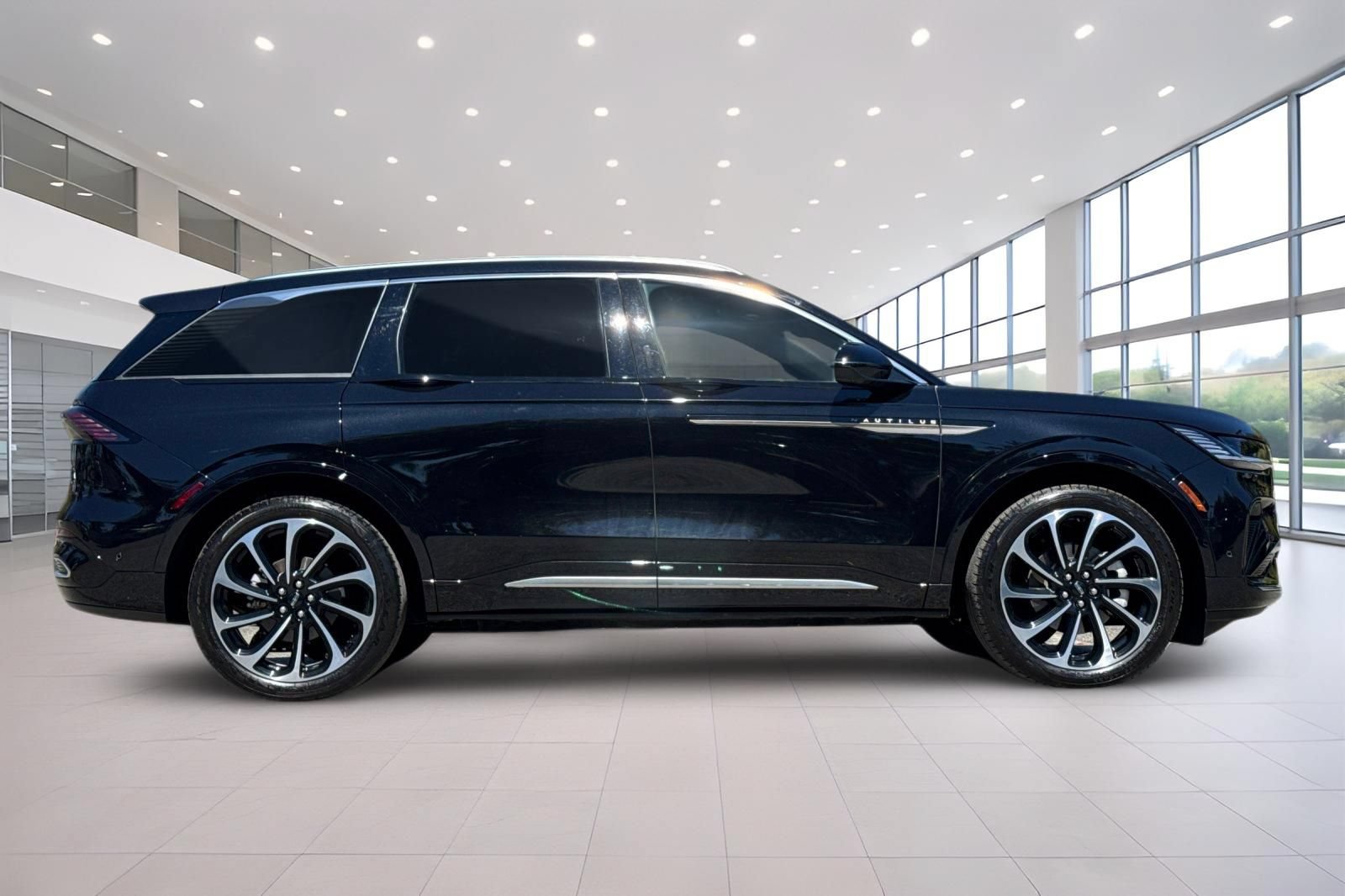 Used 2024 Lincoln Nautilus Black Label AWD/4WD image 3