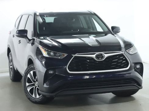Certified 2020 Toyota Highlander XLE image 2