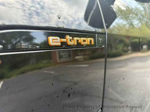 Used 2022 Audi e-tron Premium w/ Convenience Plus Package AWD/4WD image 32