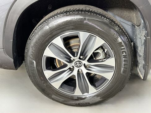 Used 2023 Toyota Highlander XLE image 27