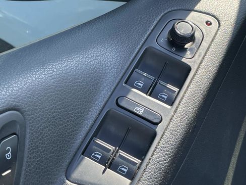 Used 2017 Volkswagen Tiguan S image 16