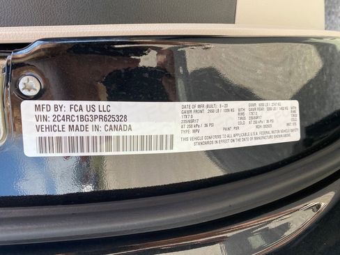 Used 2023 Chrysler Pacifica Touring-L FWD image 15