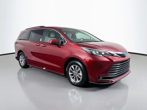 Used 2025 Toyota Sienna XLE FWD image 3