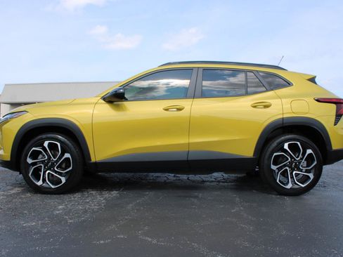 Used 2025 Chevrolet Trax RS w/ Sunroof Package FWD image 11
