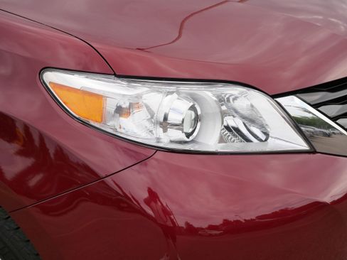 Used 2011 Toyota Sienna LE w/ Towing Pkg FWD image 16
