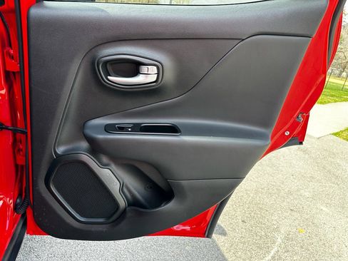 Used 2023 Jeep Renegade Latitude AWD/4WD image 27