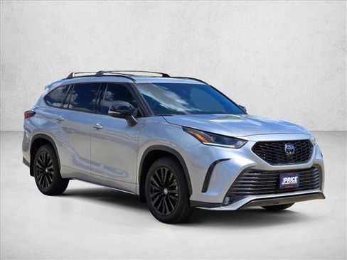 Used 2024 Toyota Highlander XSE image 3