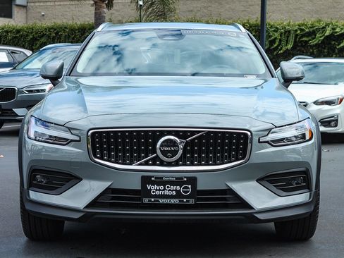 Used 2025 Volvo V60 B5 Cross Country Plus AWD/4WD image 2