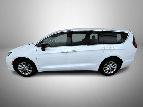 Certified 2026 Chrysler Pacifica Limited FWD image 8