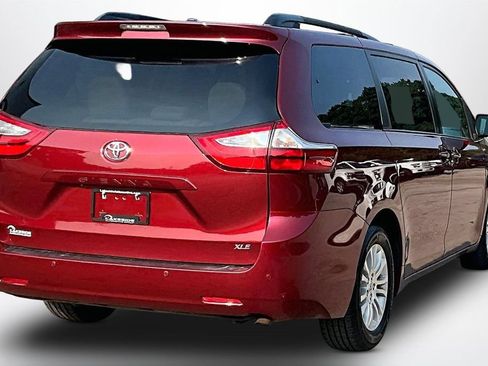 Used 2017 Toyota Sienna XLE w/ XLE Navigation Package FWD image 5