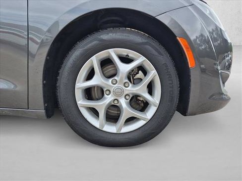 Used 2017 Chrysler Pacifica Touring Plus w/ Tire & Wheel Group FWD image 9