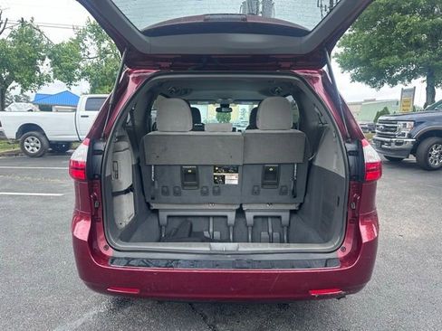 Used 2019 Toyota Sienna LE w/ LE Preferred Package FWD image 13