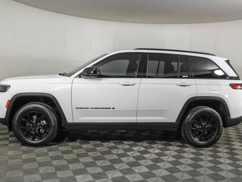 Used 2024 Jeep Grand Cherokee Altitude AWD/4WD image 18