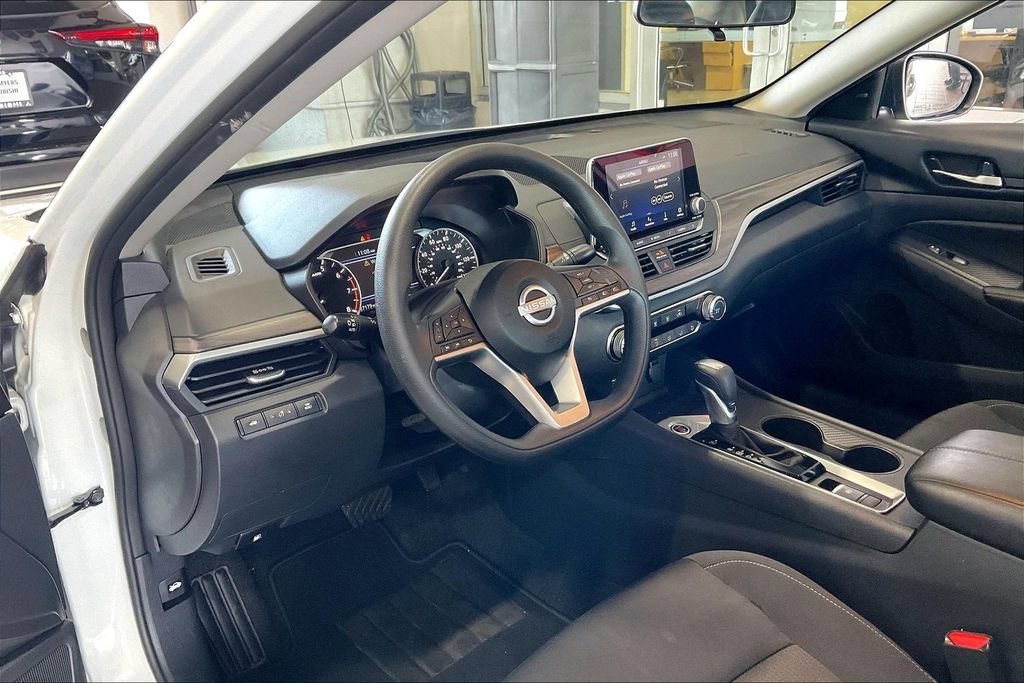 Used 2025 Nissan Altima 2.5 SV AWD/4WD image 4