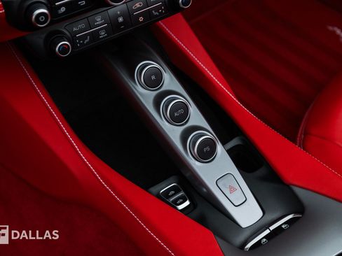 Used 2019 Ferrari Portofino RWD image 27