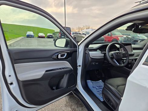 Used 2024 Jeep Compass Limited image 12