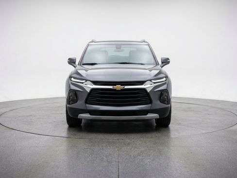 Used 2025 Chevrolet Blazer LT FWD image 2